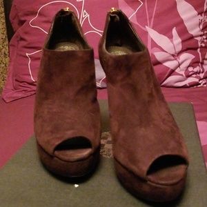 VINCE CAMUTO Chocolate Brown booties